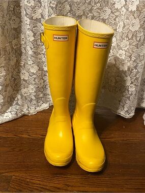 Hunter tall yellow rain boots women’s 8